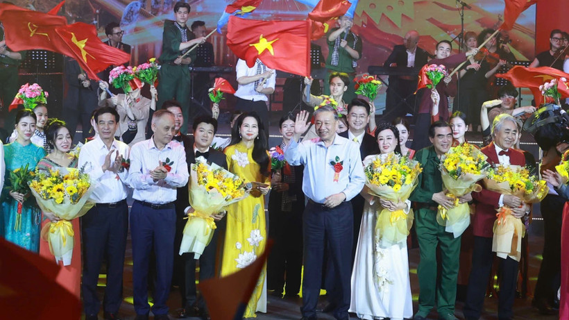 Tổng Bí thư Tô Lâm và các đồng chí lãnh đạo, nguyên lãnh đạo Đảng, Nhà nước dự chương trình nghệ thuật "Đảng trong Mùa xuân đại thắng". (Ảnh: Thống Nhất/TTXVN)