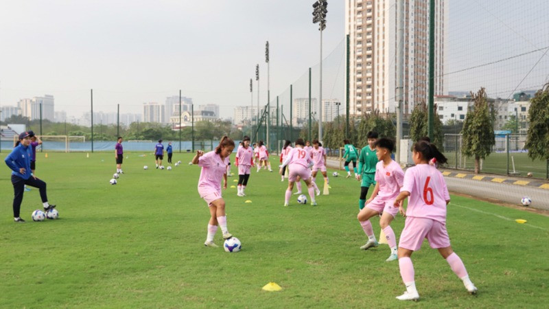 Các tuyển thủ U17 nữ Việt Nam trong buổi tập đầu tiên. (Ảnh: VFF)