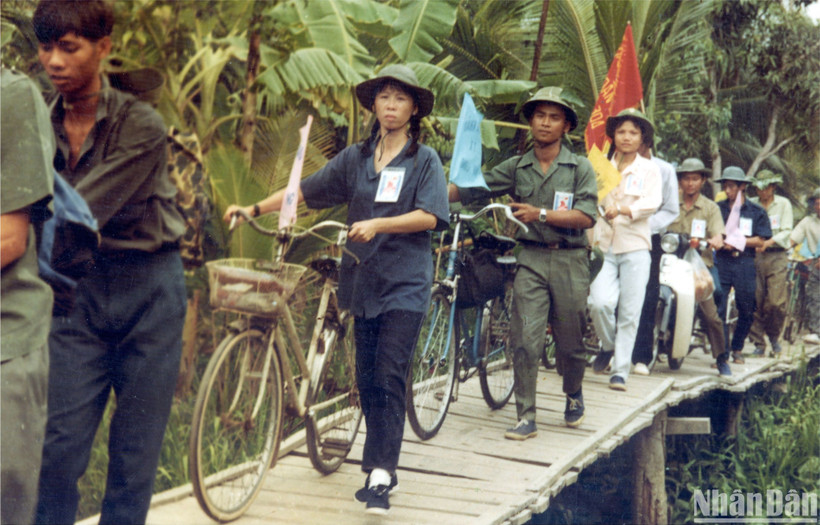 Đoàn viên, thanh niên tình nguyện những năm đầu khởi động Tháng Thanh niên.