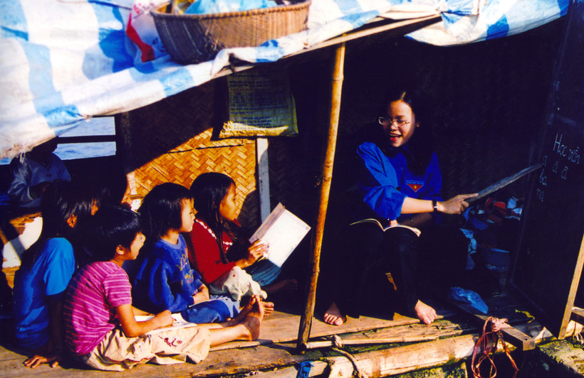 Nữ thanh niên tình nguyện dạy học cho thiếu nhi có hoàn cảnh khó khăn.