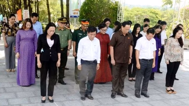 Phó Chủ tịch Quốc hội, Thượng tướng Trần Quang Phương và các đại biểu dâng hương, dâng hoa tại Nghĩa trang liệt sĩ TP Huế. 