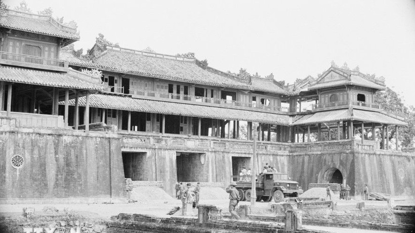 Quân Giải phóng tiến vào cửa Ngọ Môn, phía trước thành nội Huế. (Ảnh: Ngọc Đản/TTXVN)