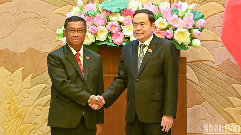 Chủ tịch Quốc hội Trần Thanh Mẫn và Phó Chủ tịch Quốc hội Lào Suvon Luongbunmi.
