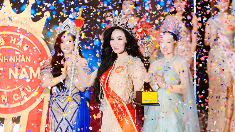 Thí sinh Lương Thị Hương đăng quang Hoa hậu Doanh nhân Việt Nam toàn cầu.