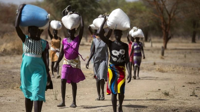 Người dân nhận thực phẩm cứu trợ tại Ngop (Nam Sudan). (Ảnh: AFP/TTXVN)
