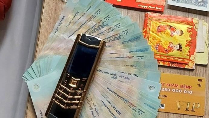 Một số tài sản, vật dụng của hành khách bỏ quên tại Ga Thanh Hóa.