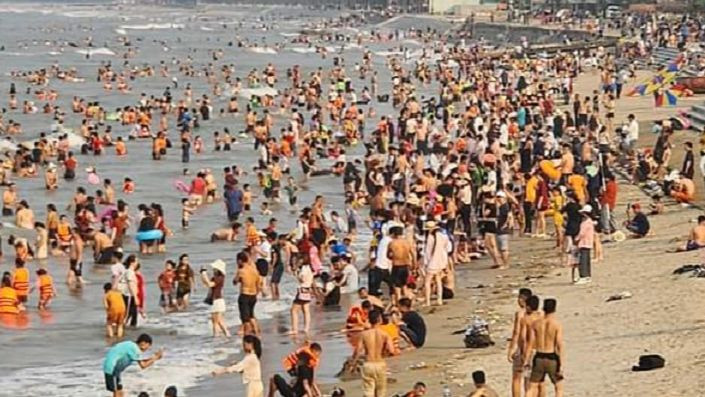 Biển Cửa Lò đông nghịt khách nghỉ dưỡng và tắm biển. (Ảnh Giao Hưởng)