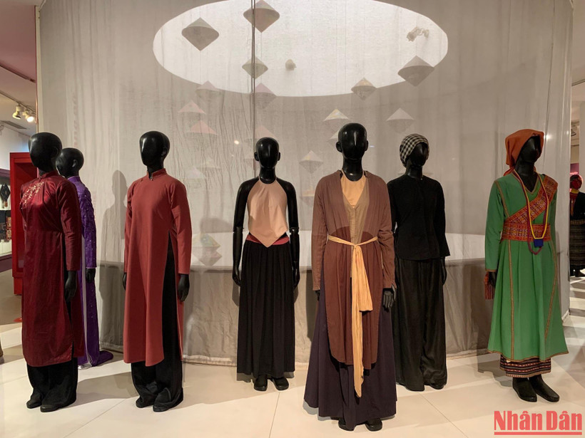Trưng bày trang phục tại Bảo tàng Phụ nữ Việt Nam. (Ảnh: Bông Mai)