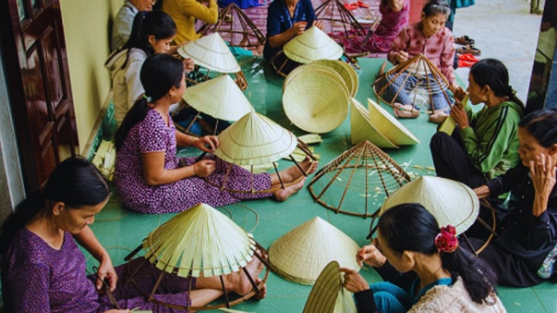 Làng nghề nón lá Quy Hậu (Quảng Bình).