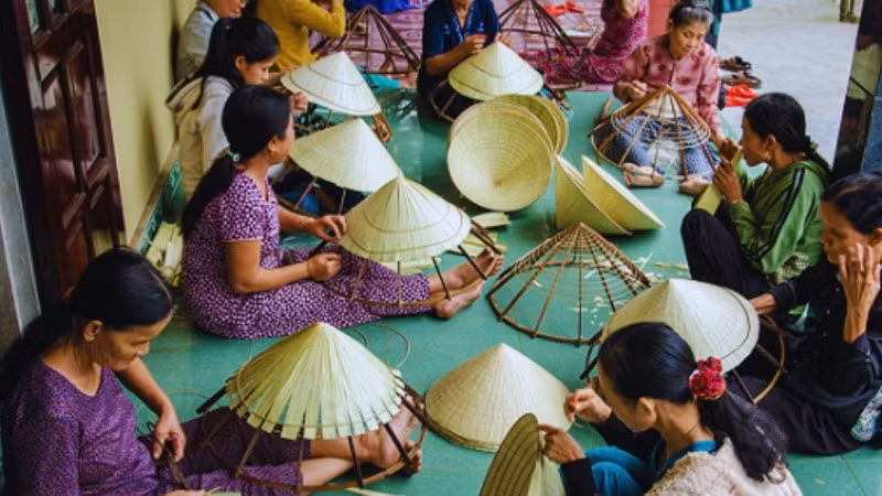 Làng nghề nón lá Quy Hậu (Quảng Bình).