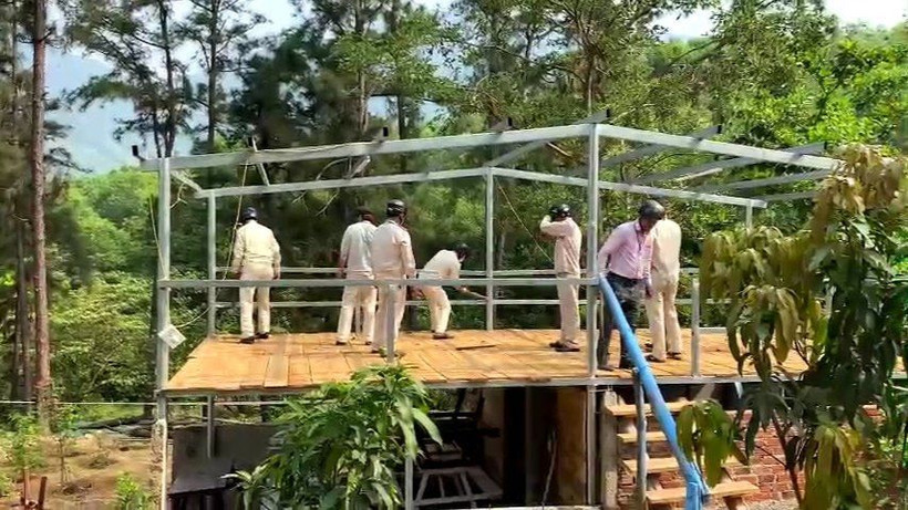 Lực lượng chức năng phường Hòa Hiệp Bắc tiến hành cưỡng chế, tháo dỡ các công trình xây dựng trái phép ngày 17/4. (Ảnh: ANH ĐÀO)