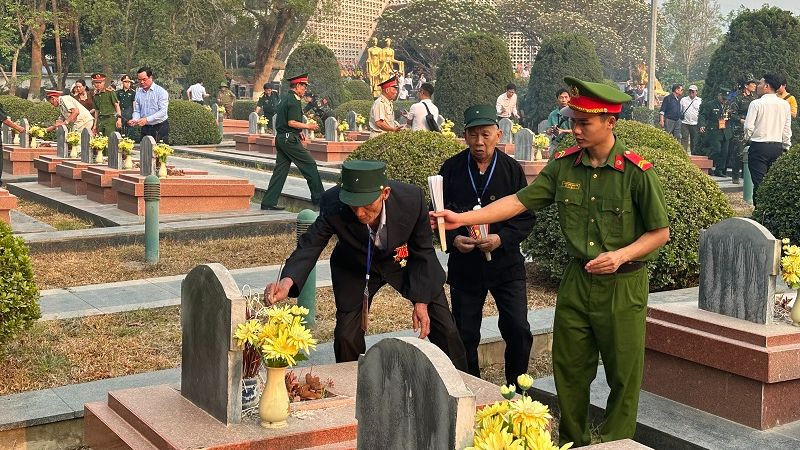 Thắp hương viếng đồng đội trong nghĩa trang liệt sĩ A1.