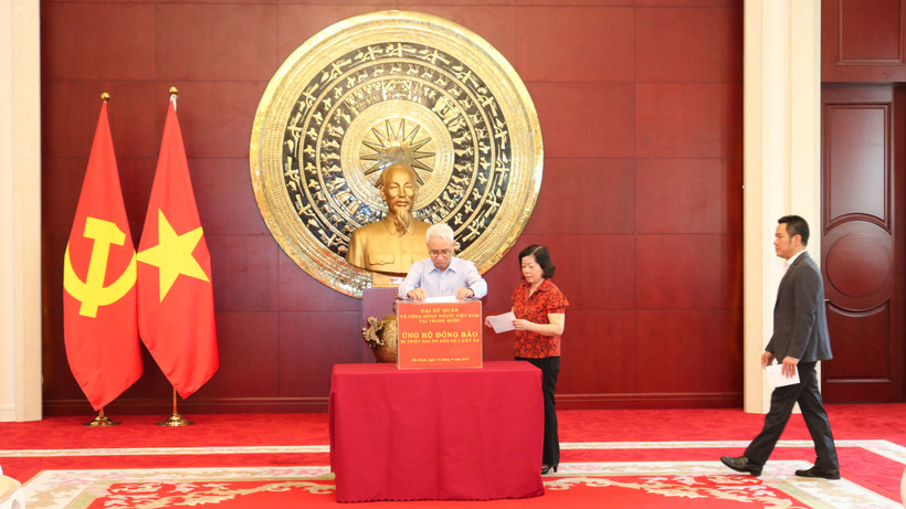 Đại sứ Phạm Sao Mai và Phu nhân quyên góp ủng hộ đồng bào bị thiệt hại do bão số 3.