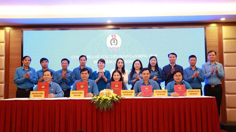 Lãnh đạo Liên đoàn lao động các tỉnh Cụm thi đua số 3 khu vực đồng bằng sông Hồng ký kết giao ước thi đua năm 2025.