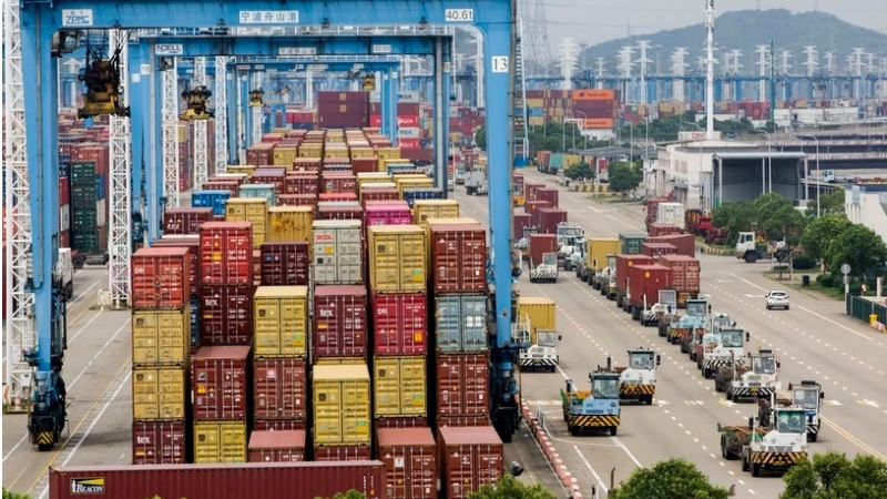 Quang cảnh cảng hàng hóa tại tỉnh Chiết Giang, Trung Quốc. (Nguồn: THX/TTXVN)