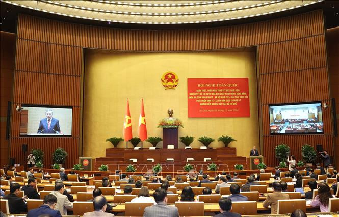 Sáng 1/12/2024, tại Hà Nội, Bộ Chính trị, Ban Bí thư Trung ương Đảng tổ chức Hội nghị toàn quốc quán triệt, triển khai tổng kết việc thực hiện Nghị quyết số 18-NQ/TW của Ban Chấp hành Trung ương Đảng khóa XII; báo cáo tình hình kinh tế-xã hội năm 2024, giải pháp tăng tốc phát triển kinh tế-xã hội năm 2025 và tháo gỡ những điểm nghẽn, nút thắt về thể chế. (Ảnh: TTXVN)