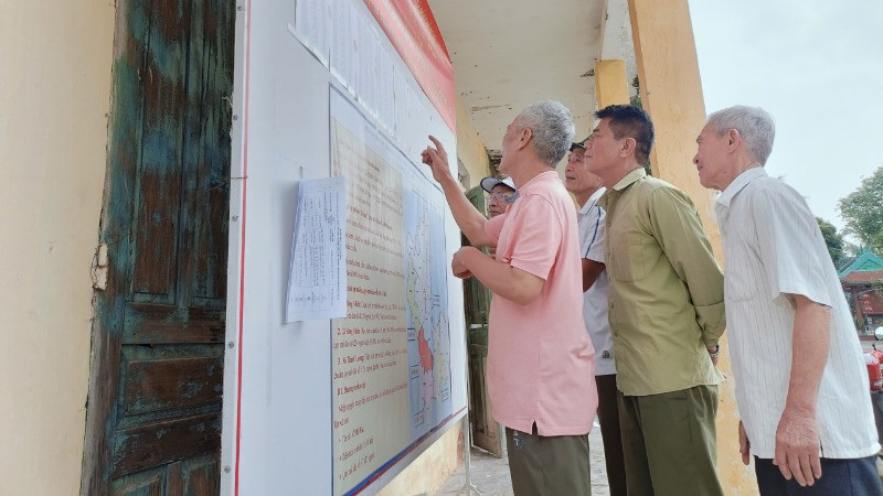 Cử tri xã Thanh Lương xem danh sách cử tri lấy ý kiến sắp xếp đơn vị hành chính cấp xã giai đoạn 2023-2025.