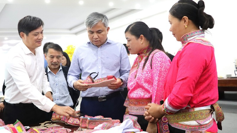 Đồng chí Lò Văn Tiến (thứ ba từ phải sang), Phó Chủ tịch Hội đồng nhân dân tỉnh Điện Biên, tham quan gian trưng bày giày thêu của đồng bào dân tộc Xạ Phang thôn Tả Sìn Thàng, xã Tả Sìn Thàng, huyện Tủa Chùa.