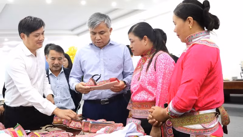 Đồng chí Lò Văn Tiến (thứ ba từ phải sang), Phó Chủ tịch Hội đồng nhân dân tỉnh Điện Biên, tham quan gian trưng bày giày thêu của đồng bào dân tộc Xạ Phang thôn Tả Sìn Thàng, xã Tả Sìn Thàng, huyện Tủa Chùa.