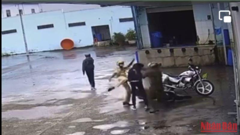 Các cán bộ, chiến sĩ Công an đánh tới tấp nam sinh điều khiển xe máy. (Ảnh cắt từ clip)