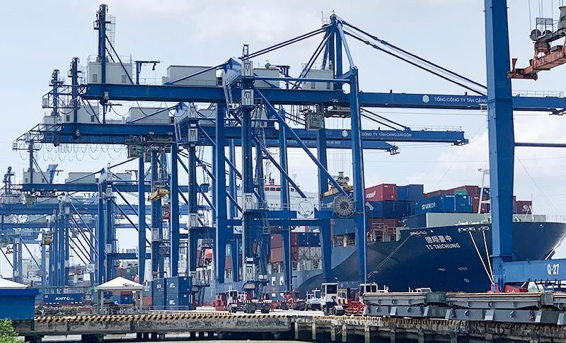 Bốc xếp công-ten-nơ hàng hóa xuất khẩu lên tàu chở hàng tại Cảng Cát Lái, Thành phố Hồ Chí Minh. (Ảnh: MINH DŨNG)