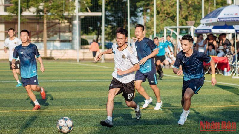 Nhờ việc xây dựng nhiều sân bóng đá mini, phong trào thể dục thể thao quần chúng trên địa bàn huyện Đông Anh (Hà Nội) ngày càng phát triển.