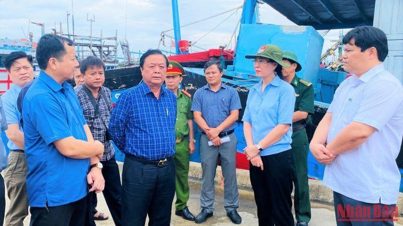 Bộ trưởng Lê Minh Hoan kiểm tra thực tế công tác ứng phó bão Noru tại cảng neo trú tàu thuyền Tịnh Hòa, Quảng Ngãi.