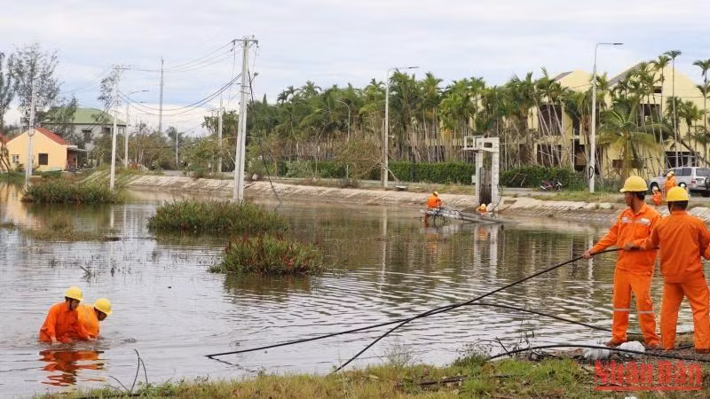 Công nhân Điện lực Quảng Bình sửa chữa, khôi phục lưới điện tại thành phố Hội An, tỉnh Quảng Nam.