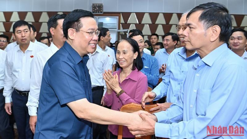 Chủ tịch Quốc hội Vương Đình Huệ với các cử tri tại huyện Thủy Nguyên, thành phố Hải Phòng.