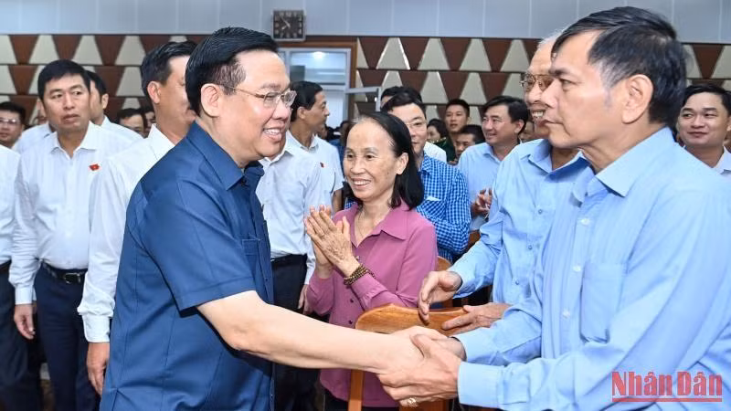 Chủ tịch Quốc hội Vương Đình Huệ với các cử tri tại huyện Thủy Nguyên, thành phố Hải Phòng.