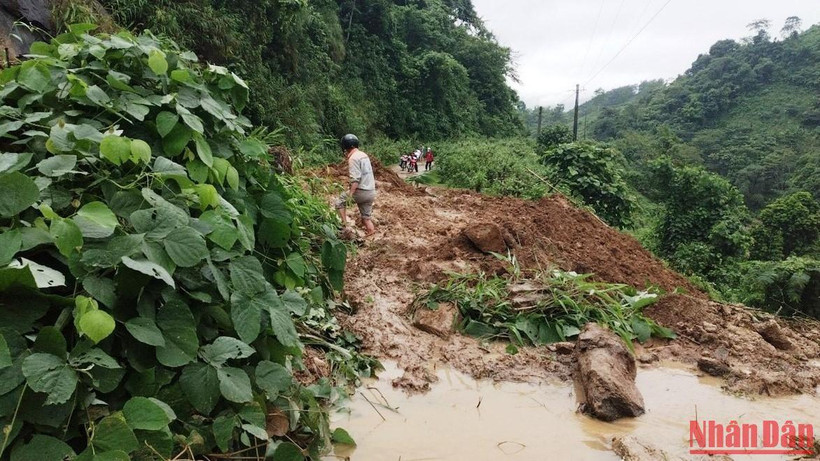 Sạt lở gây ách tắc giao thông nông thôn ở Văn Bàn (Lào Cai).