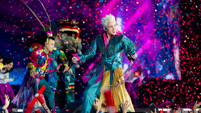 Nghệ sĩ Jun Phạm trong tiết mục "Có không giữ, mất đừng tìm - Gene" của concert "Anh trai vượt ngàn chông gai".