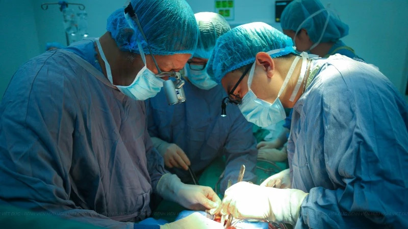 Các bác sĩ Bệnh viện Hữu nghị Việt Đức thực hiện ca ghép đồng thời tim-gan. (Ảnh: MINH HOÀNG)