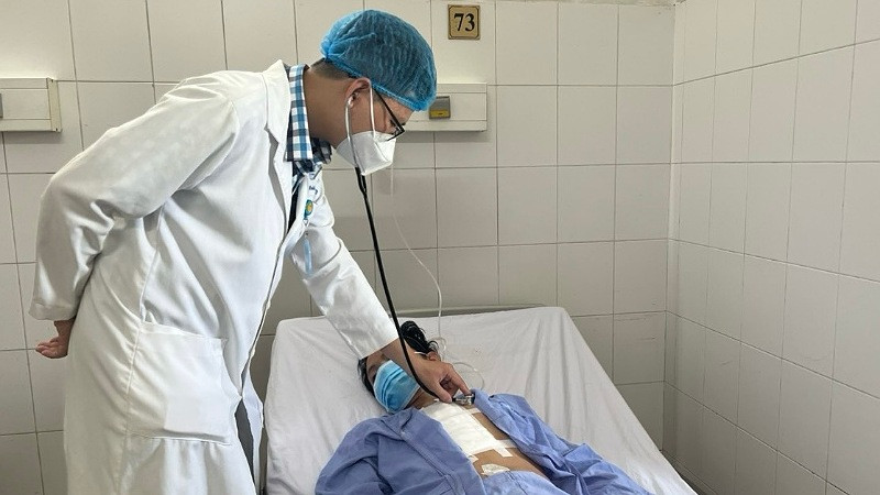 Bệnh nhân có vết thương thấu tim được bệnh viện báo động đỏ cứu sống kịp thời.