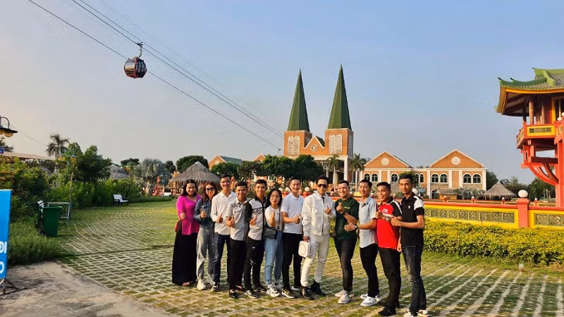 Du khách tham quan và trải nghiệm tại Khu du lịch Cáp treo Núi Sam ngày mùng 5 Tết Giáp Thìn.