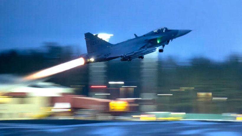 Một chiếc JAS 39 Gripen C/D cất cánh trong cuộc tập trận quân sự Phản ứng Bắc Âu tại Sân bay Lulea-Kallax, gần Lulea, Thụy Điển, ngày 4/3. (Nguồn: AP)