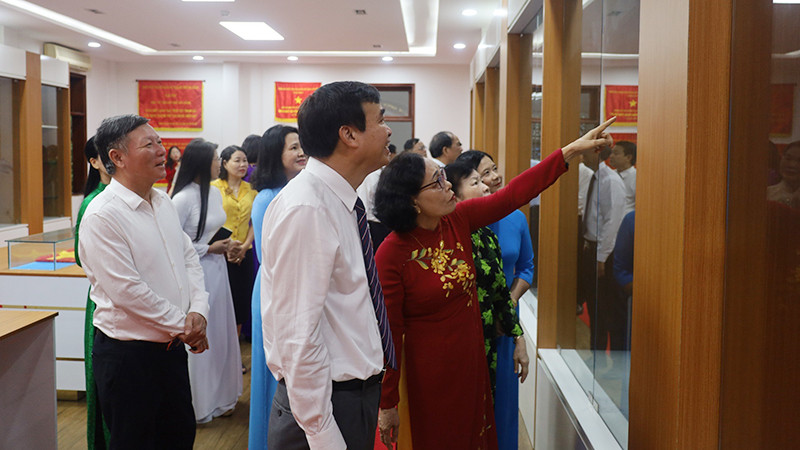 Đại biểu tham quan Phòng Truyền thống.