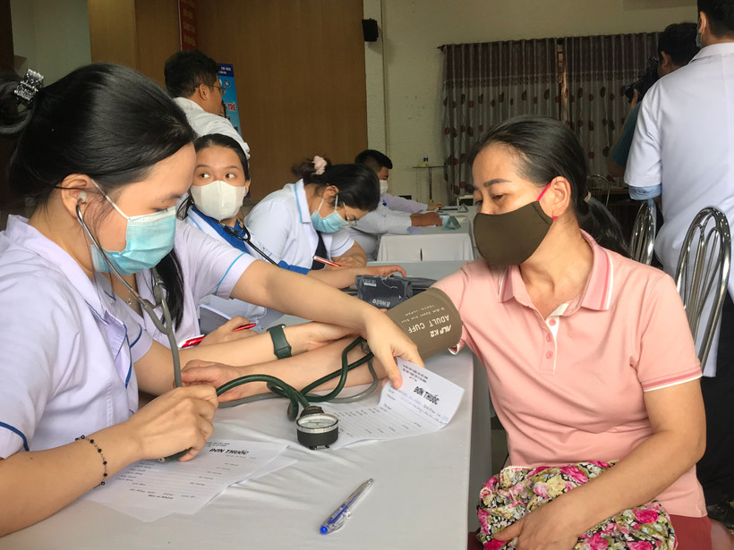 Khám bệnh cho người lao động.