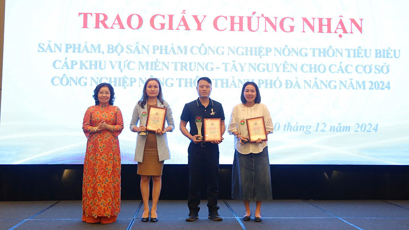 Trao giấy chứng nhận cho các đơn vị.