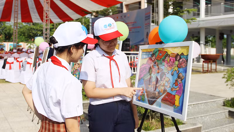 Triển lãm tranh của các em học sinh.