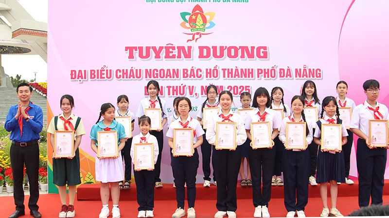 Trao Giấy chứng nhận cho đại biểu đạt Danh hiệu “Cháu ngoan Bác Hồ”.
