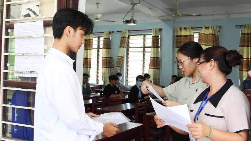 Giám thị kiểm tra thông tin thí sinh trước khi vào phòng thi.