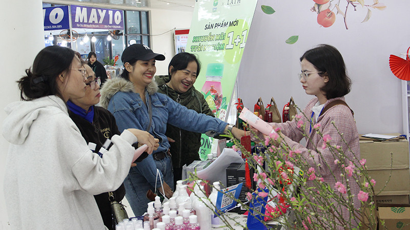 Khách hàng mua sắm tại Hội chợ.