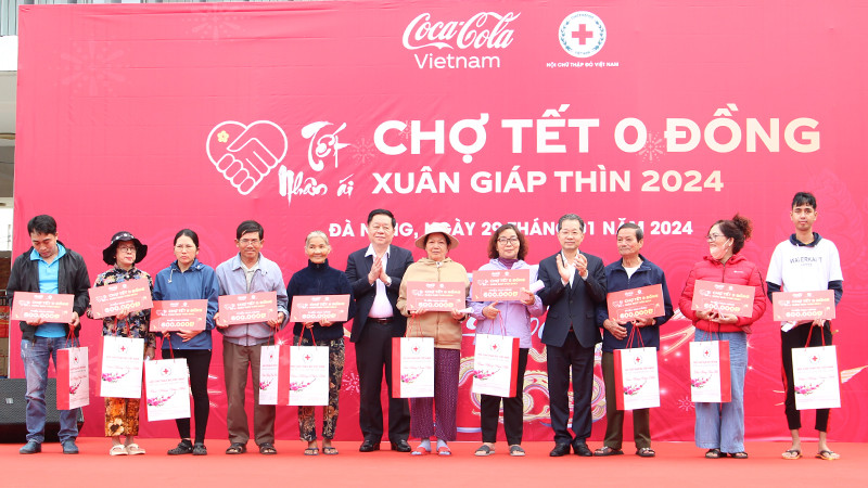 Đồng chí Nguyễn Trọng Nghĩa và Nguyễn Văn Quảng trao quà tặng các hộ nghèo tại chương trình "Chợ Tết 0 đồng".