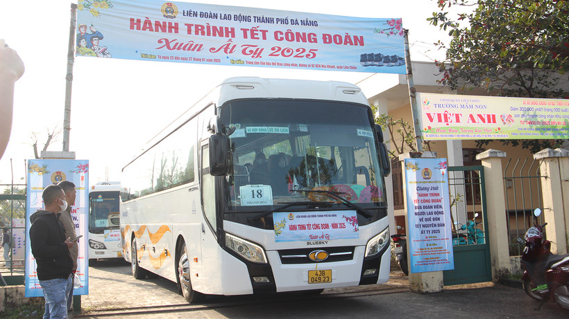 Các chuyến xe xuất phát.