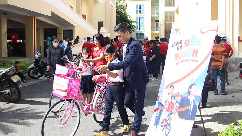 Các em có xe đạp mới để đi học.