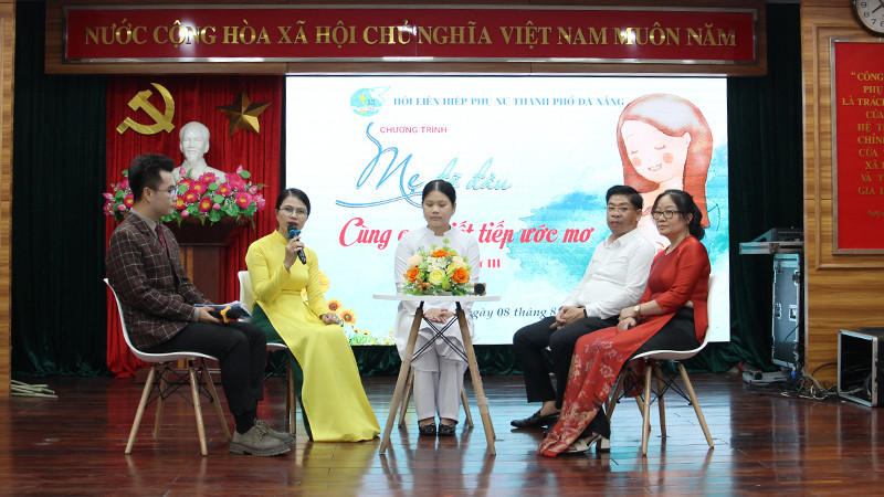 Đại diện các mẹ, con và đơn vị giao lưu, chia sẻ về mô hình.