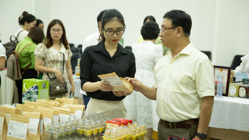 Trưng bày, giới thiệu, kết nối tiêu thụ sản phẩm tiêu biểu của hai địa phương.