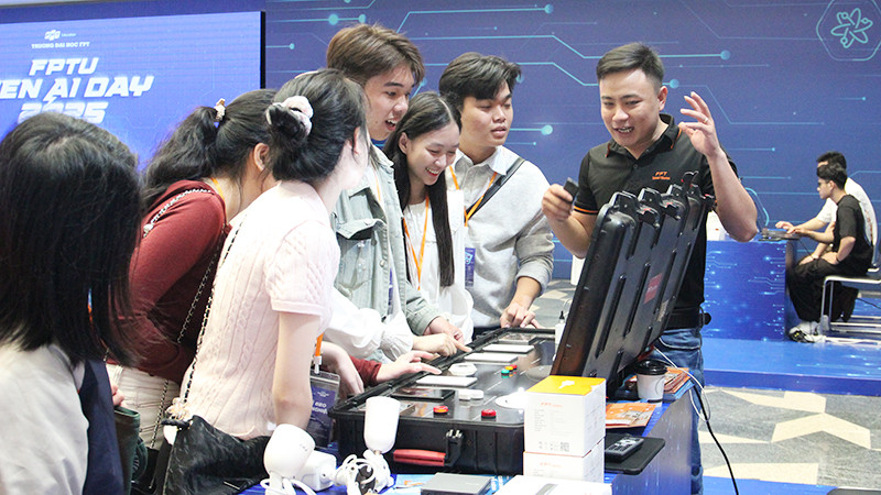 Nhiều người trải nghiệm các sản phẩm công nghệ AI.