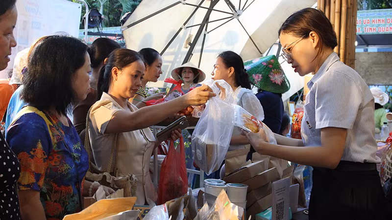 Sản phẩm của chị em phụ nữ thu hút nhiều người.